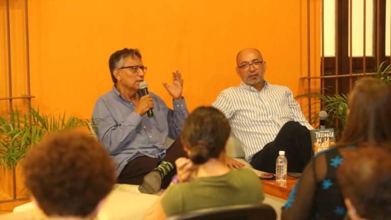 El escritor mazatleco Manuel Rochín con el periodista, el también escritor, Ariel Noriega.