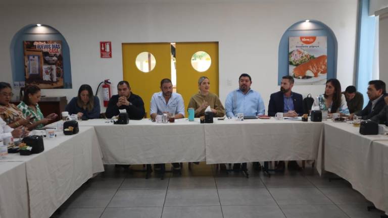 Reunión de la Alcaldesa de Mazatlán Estrella Palacios Domínguez con integrantes de la Intercamaral.