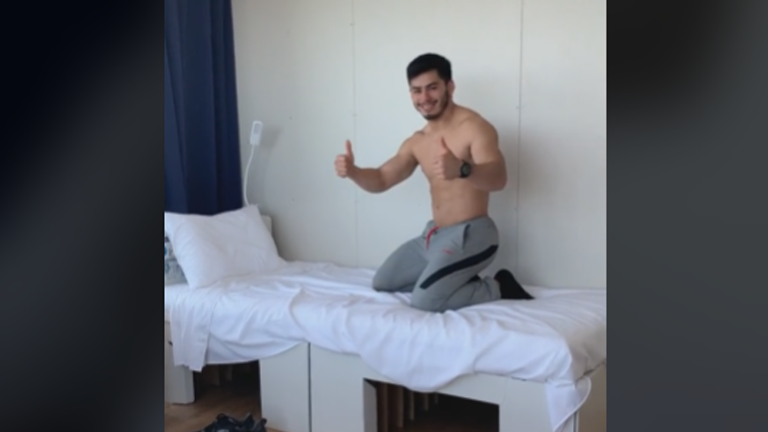 El sinaloense Jorge Adán Cárdenas “probó” la resistencia de su cama en la Villa Olímpica.