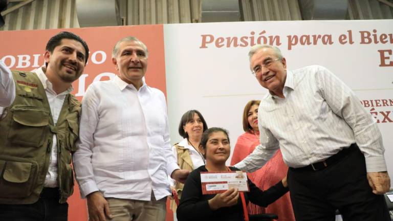 Adán Augusto López Hernández y Rubén Rocha Moya en la entrega de Tarjetas del Bienestar para personas con discapacidad del municipio de Ahome.