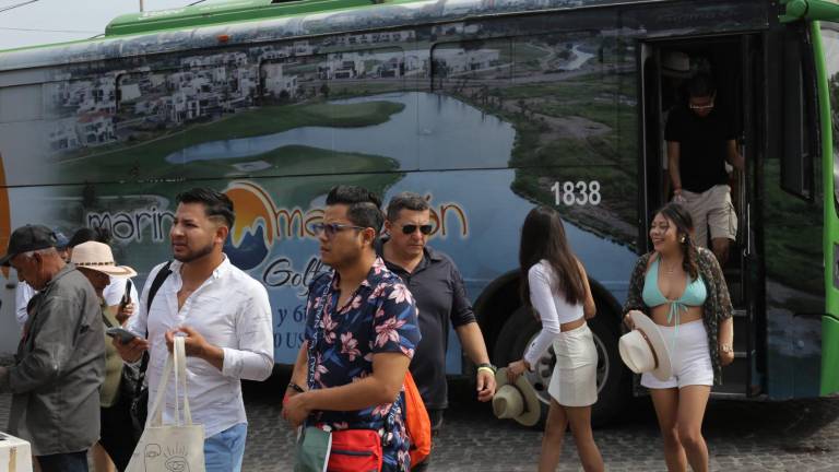 Visitantes nacionales disfrutan de su estadía en Mazatlán.