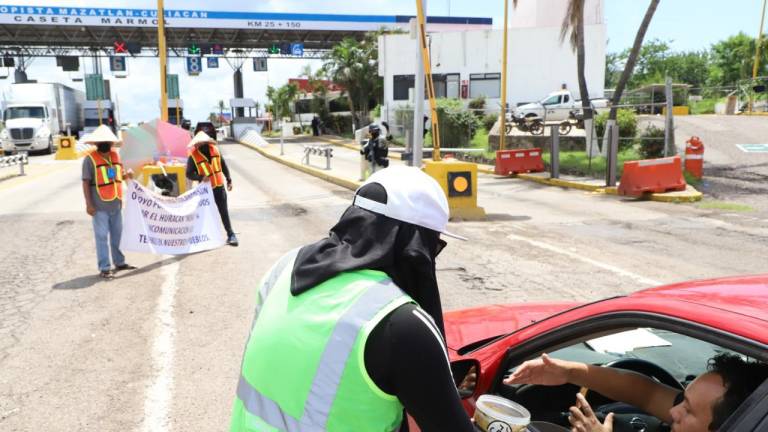 Pobladores de comunidades de Mazatlán piden apoyos en caseta de Mármol ante falta de apoyos gubernamentales
