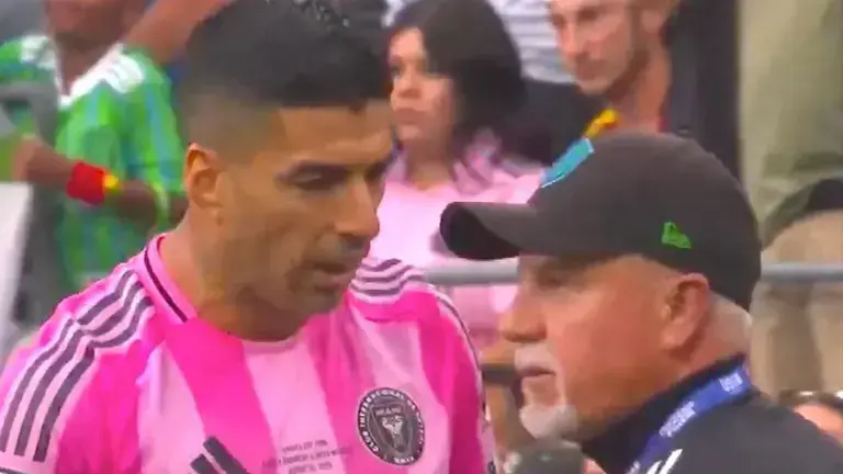 Suárez admite su falta y ofrece disculpas públicas.