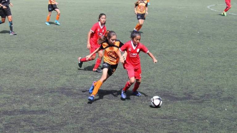 Jugadora de la Liga de Futbol Femenil de la SSPyTM firma con el León