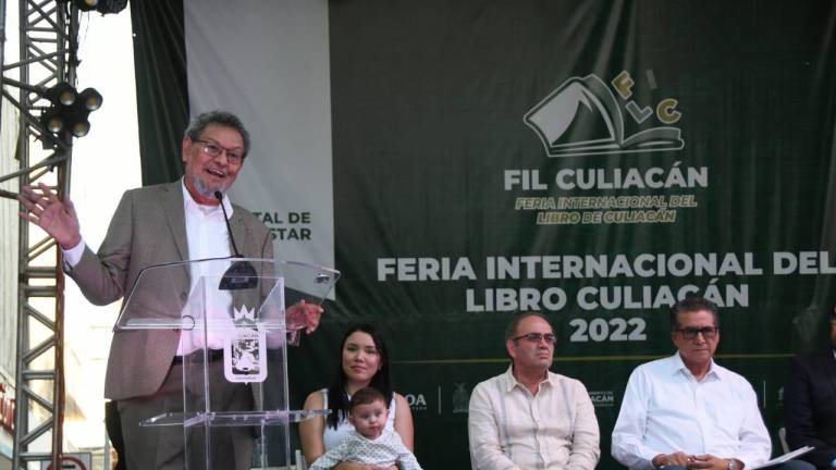 Elmer Mendoza Valenzuela encabezó la inauguración de la primera edición de la Feria Internacional del Libro en Culiacán.