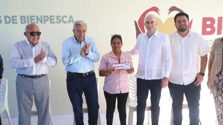 Rosa María Amaro Rodríguez, trabajadora de una empacadora, recibe la tarjeta a nombre de sus 300 compañeras.