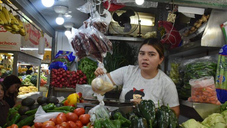 Los comerciantes dicen que la gente continúa comparando precios del año pasado.