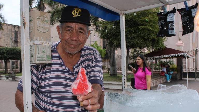 Don Roberto Zúñiga García vende ‘purulís’ o ‘borreguitos’ en Escuinapa.