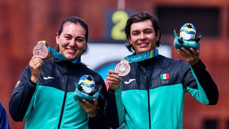 Alejandra Valencia y Matías Grande muestran su bronce en equipos mixtos.