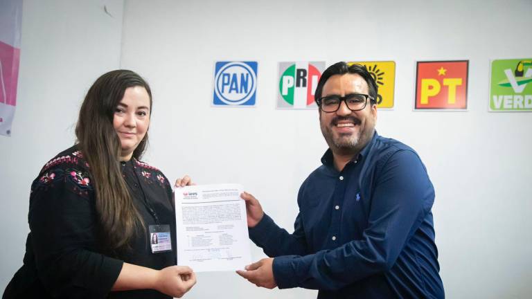 Juan de Dios Gámez Mendívil recibe la constancia como Alcalde electo de Culiacán.