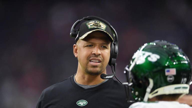 NFL suspende a coach de receptores abiertos de los Jets