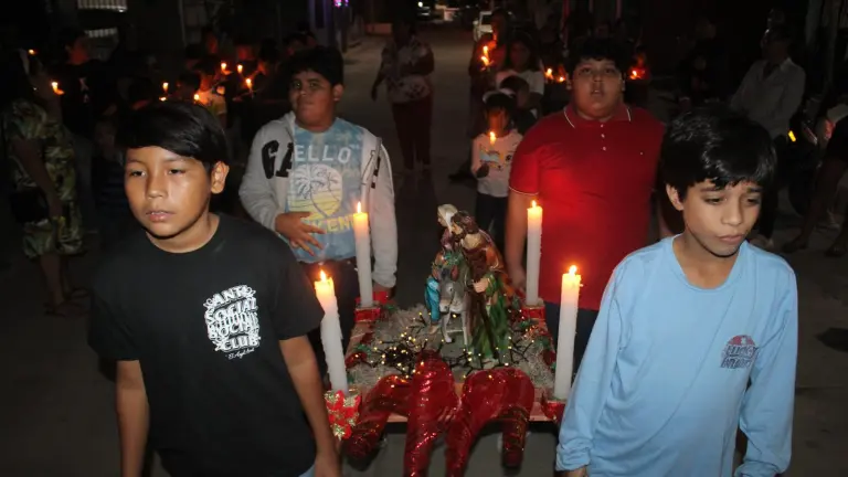 Barrios históricos celebran con rezos, cantos y espíritu navideño.