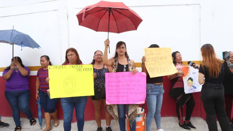 Madres de familia piden apoyo urgente del Gobernador para transformador en la secundaria de El Castillo.