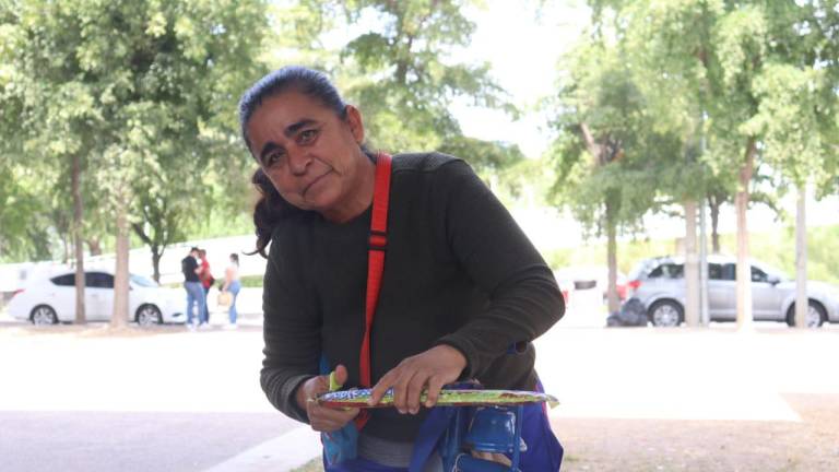 María Elena vende helados a los niños que visitan el Zoológico de Culiacán
