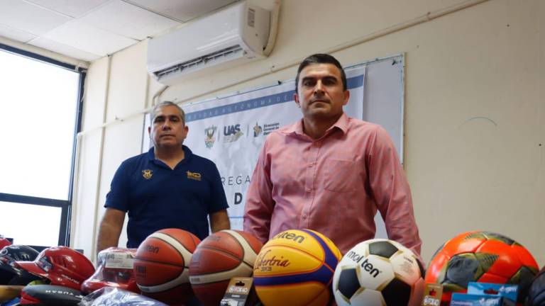 Gilberto Berrelleza Reyes, titular de la Dirección General de Deportes de la UAS, fue el encargado de hacer la entrega simbólica del material deportivo.