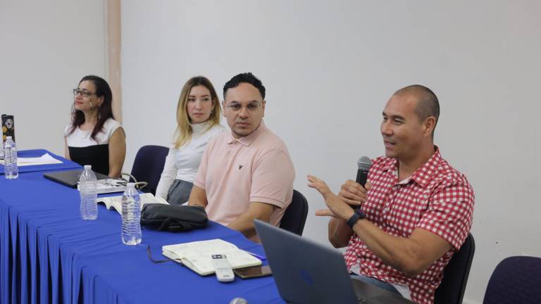 El análisis del libro se desarrolló en el auditorio de la Escuela de Turismo.