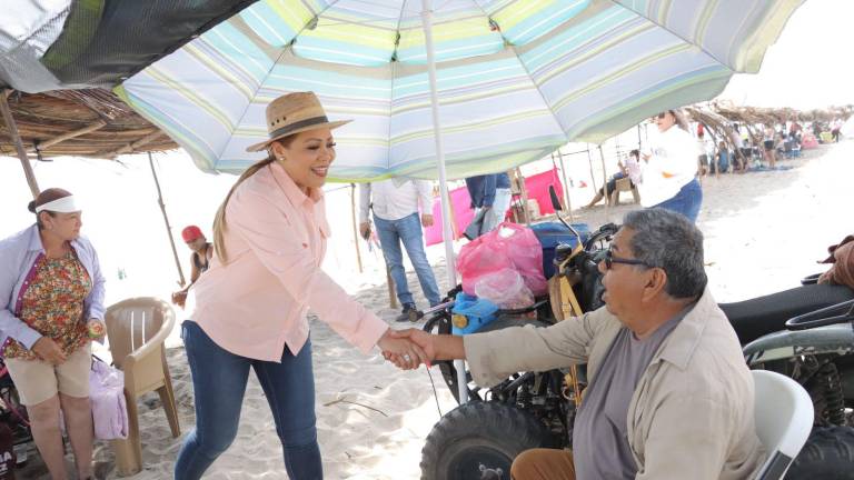 La Alcaldesa de Rosario, Claudia Valdez, recorrió la playa El Caimanero para supervisar módulos y convivir con familias vacacionistas.