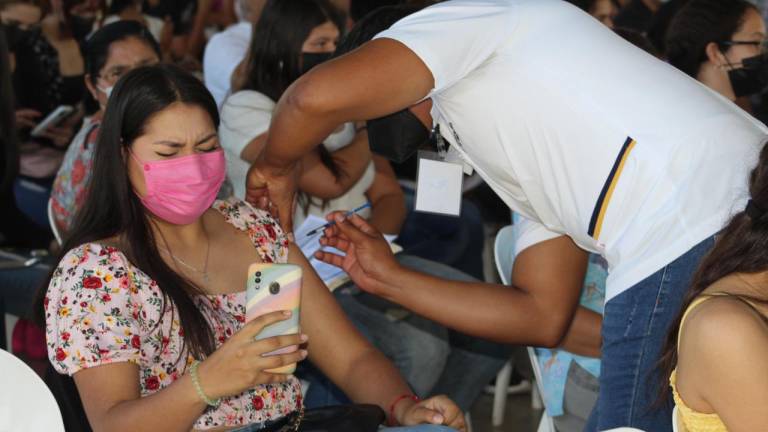 En Guasave inicia sin contratiempos vacunación a menores de 15 a 17 años
