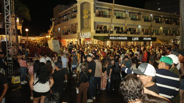 Carnaval de Mazatlán 2026 reúne a 33 mil asistentes en su segundo día de fiesta.
