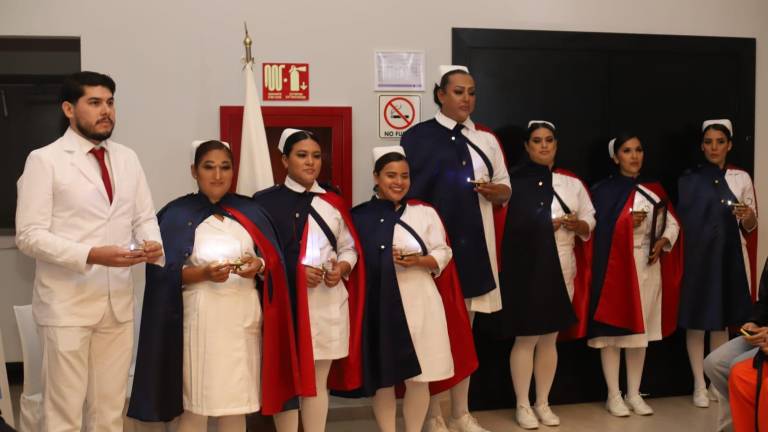 Uriel Ayón, Ana Miriam Bañuelos, Michel García, María de los Ángeles Gómez, Riessa Miranda Manjarrez, Kenia Jazmín Noris, Alicia Rodríguez y Yamely Sánchez, egresaron de la Escuela Técnica de Cruz Roja delegación Mazatlán.