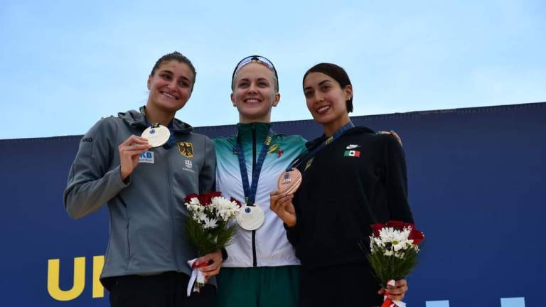 Medallistas Rebecca Langrehr, Ieva Serapinaite y Mariana Arceo en el podio de la Copa del Mundo de Pentatlón Moderno Ankara 2023, en Turquía.