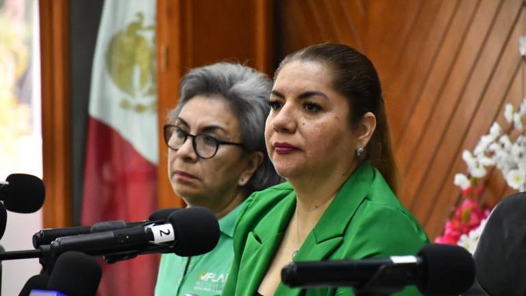 Verenice Oleta Benítez, titular de Oficialía Mayor, señala que el Gobierno de Mazatlán se sostiene firme en la decisión de no permitir el acaparamiento de espacios en el malecón.