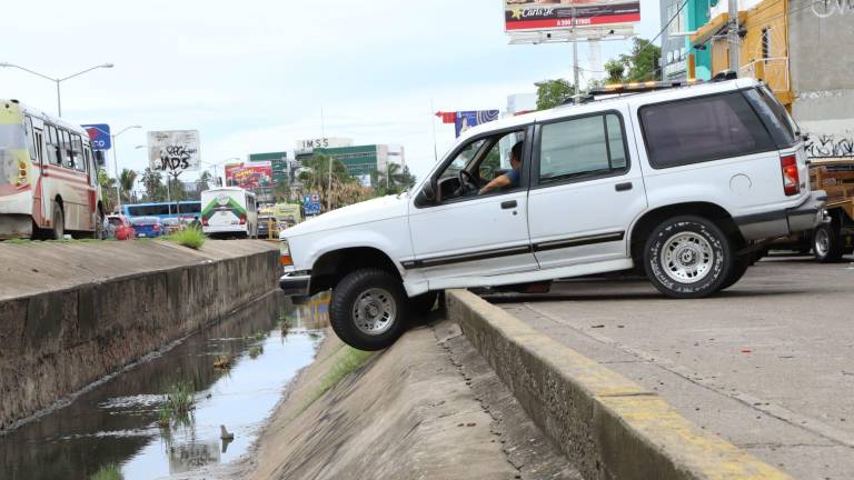 Camioneta queda embancada en canal de la López Mateos, en Mazatlán