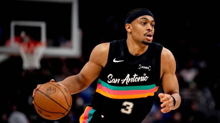 Los Spurs ganan 127-95 a los Milwaukee Bucks.