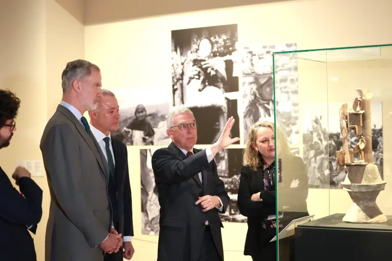 El Rey Felipe VI de España visita en Madrid una exposición sobre la mujer en el México prehispánico y admite que hubo controversias y abusos durante la conquista.