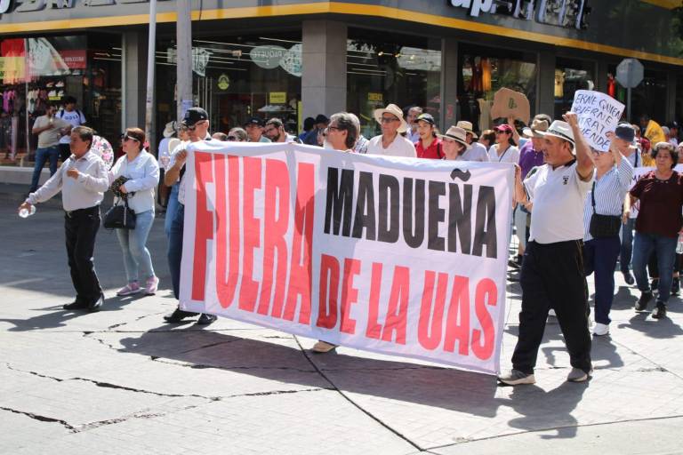 Jubilados de la UAS se manifiestan contra reingeniería financiera