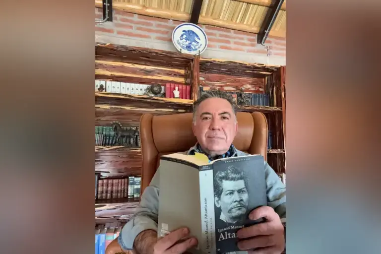 El morenista compartió una fotografía tomada, según dijo, desde la biblioteca de su casa en Badiraguato.