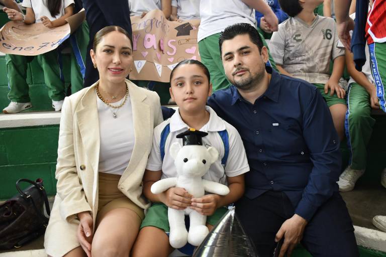 Con aplausos despide el Instituto Senda a su GENE 7 de Preparatoria