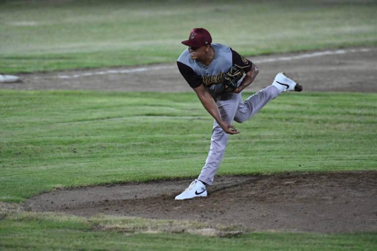 Pedro Reyes brilla en la lomita y Albert Lara conecta HR en duelo de Tomateros ante Cañeros