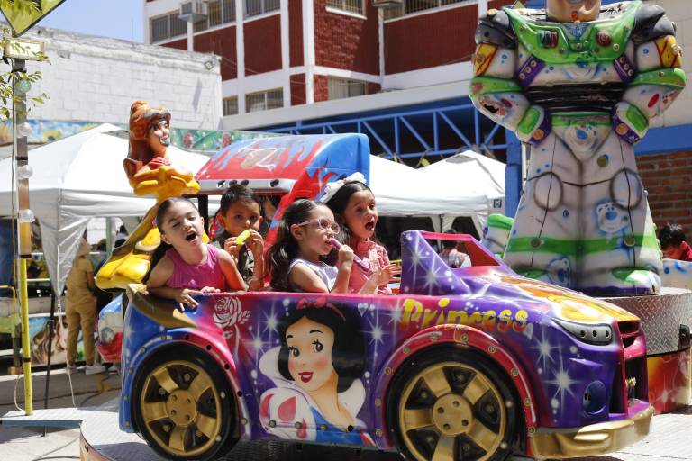 Con juegos mecánicos celebran su tradicional Día del Niño
