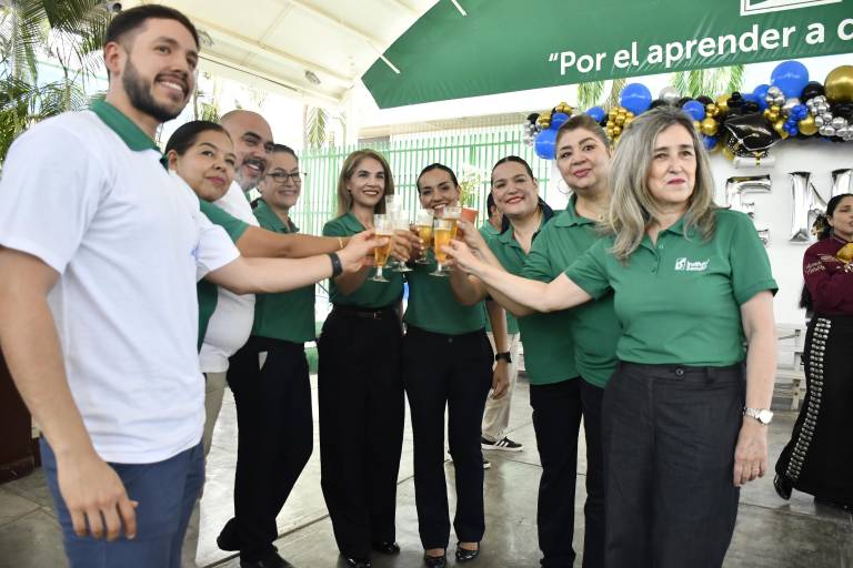 Con aplausos despide el Instituto Senda a su GENE 7 de Preparatoria