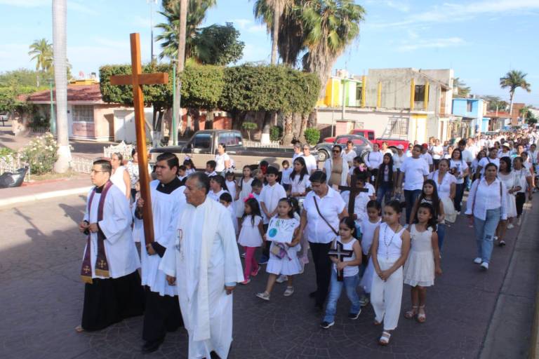 En Rosario fieles católicos realizan marcha penitencial y por la paz