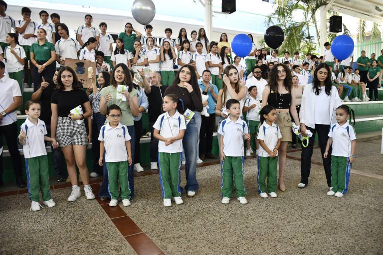 Con aplausos despide el Instituto Senda a su GENE 7 de Preparatoria