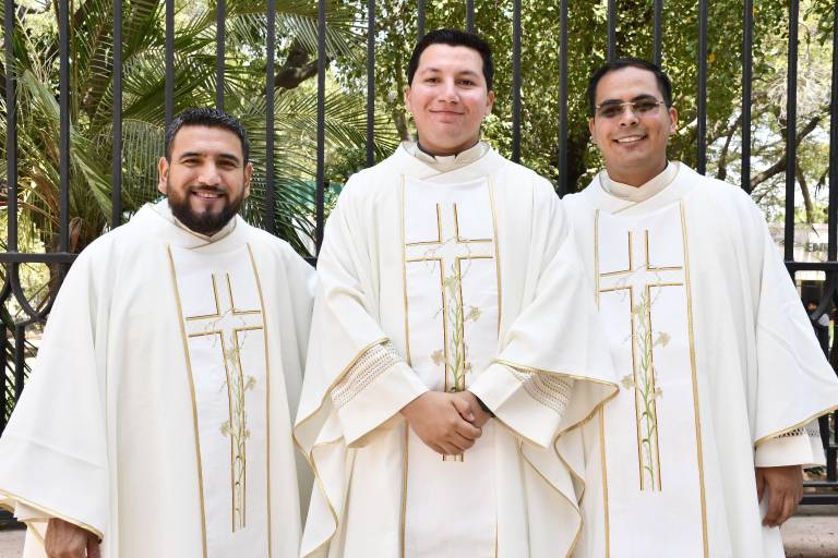 Renuevan sacerdotes sus promesas ministeriales en la Misa Crismal