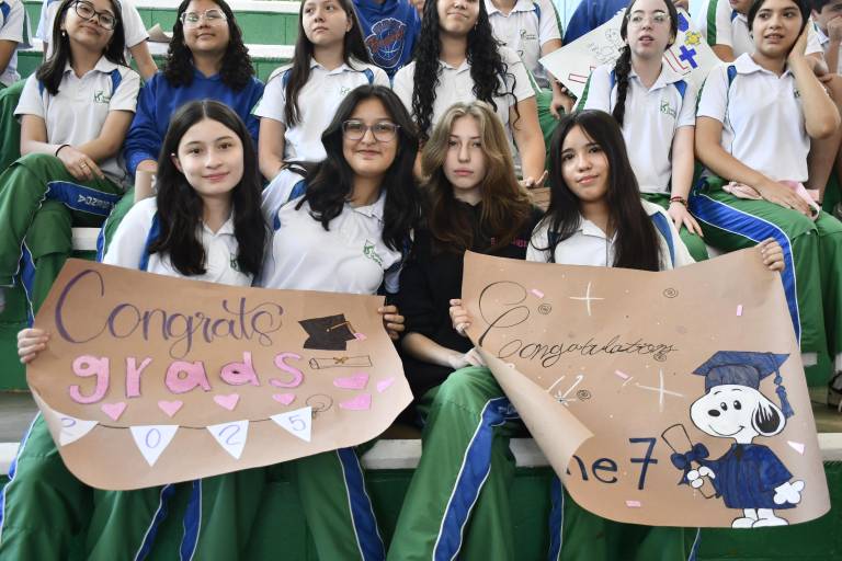 Con aplausos despide el Instituto Senda a su GENE 7 de Preparatoria