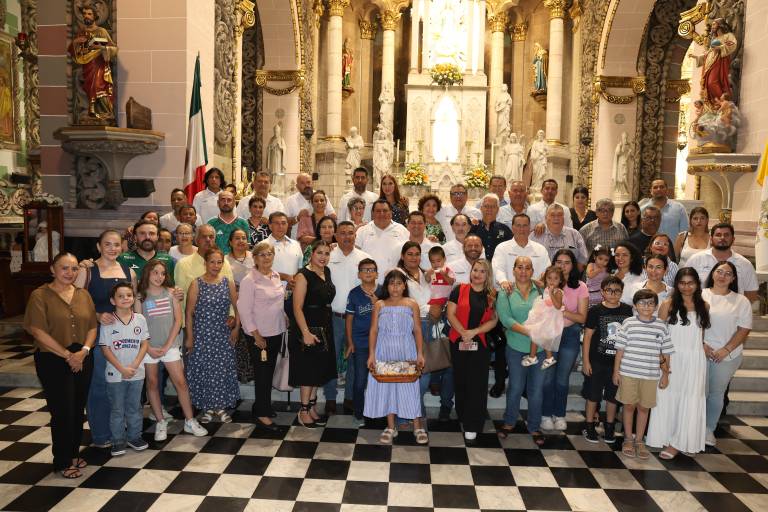 Integrantes del Colegio de Ingenieros Civiles de Mazatlán junto a sus familias, se reúnen en la Catedral Basílica de la Inmaculada Concepción para agradecer por un año más de ejercicio profesional.