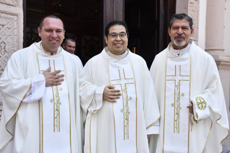 Renuevan sacerdotes sus promesas ministeriales en la Misa Crismal