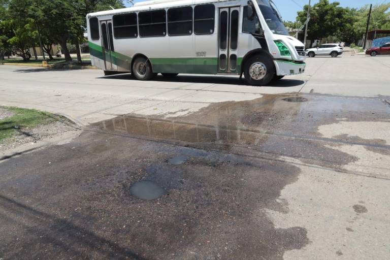 Vecinos de la 20 de Noviembre denuncian tres semanas con fuga de drenaje sin atención