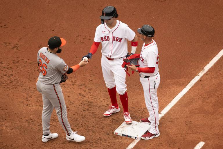 Mexicano Mayer conecta su primer hit en Grandes Ligas con su familia en las gradas