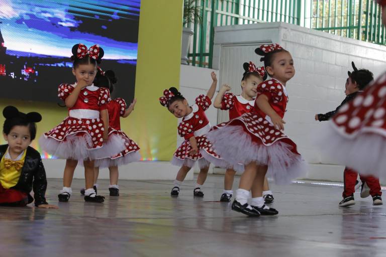 Disfrutan alumnos y padres de familia de su Festival de Primavera Senda’s Throwback