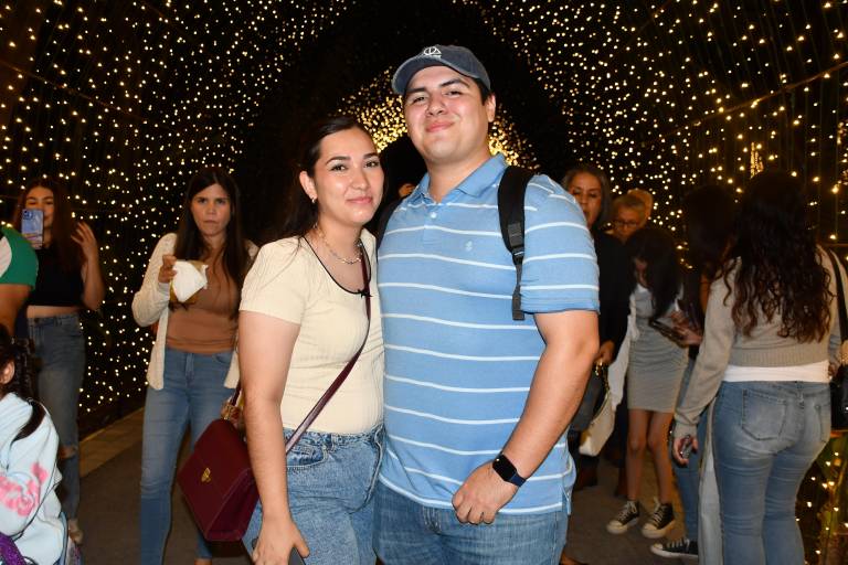 Disfrutan familias la Navidad rodeados de luz