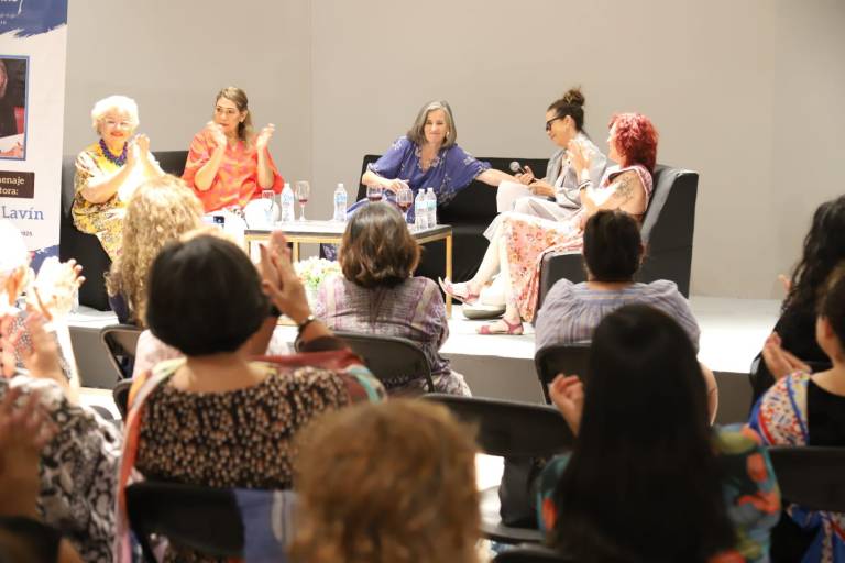 Reconocen a Mónica Lavín en el Encuentro de Escritoras Sinaloenses