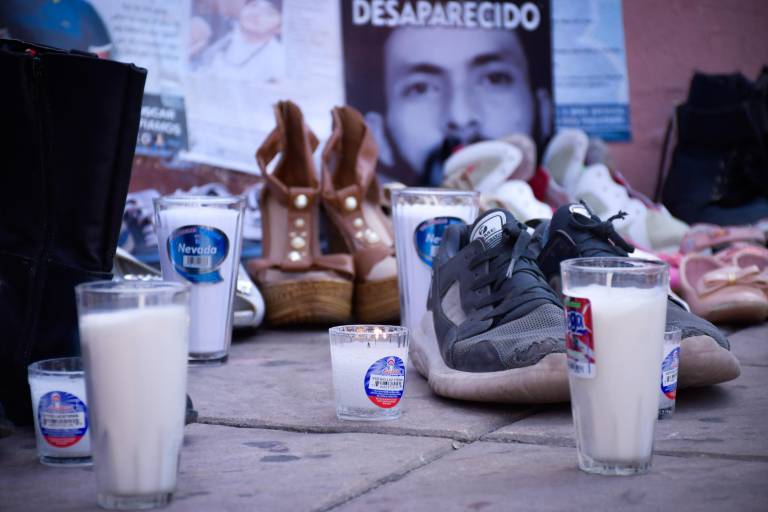 En las escalinatas de la Catedral de Culiacán se colocaron zapatos y veladoras como manifestación.