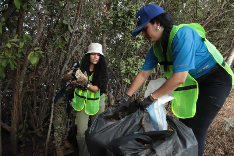 Recogen 620 kilos de basura en jornada de limpieza del Estero del Infiernillo, en Mazatlán