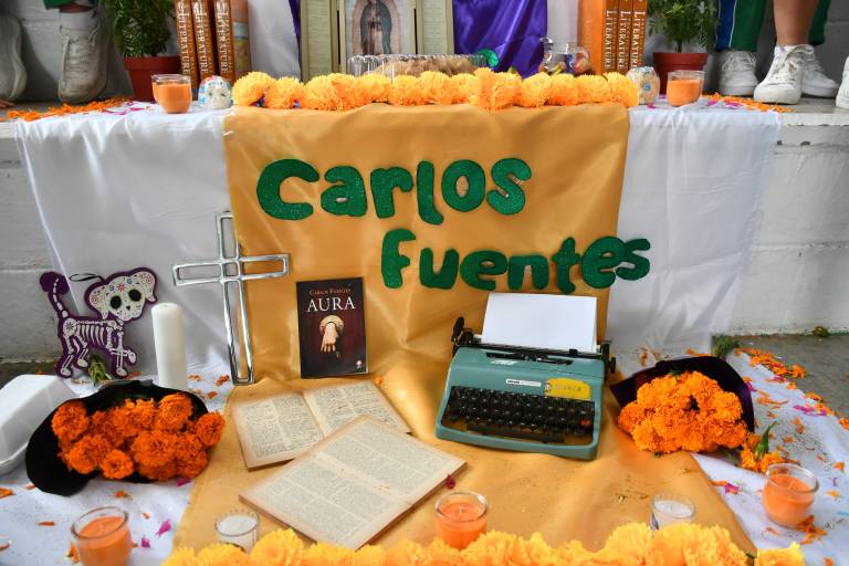 Dedican alumnos del Instituto Senda altares a ilustres escritores mexicanos