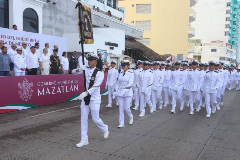 Con orgullo patrio y un ambiente festivo celebran desfile por la Independencia de México en Mazatlán